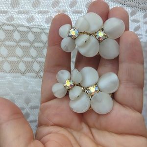 BOLD VINTAGE WHITE FLOWER EARRINGS